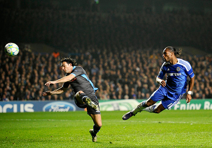 Tuesday Champions League: Chelsea's Drogba scores past Napoli's Aronica