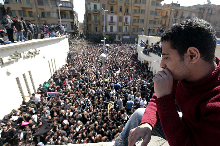 Pope Shenouda III: Christians gather to pay final respects to Pope Shenouda III