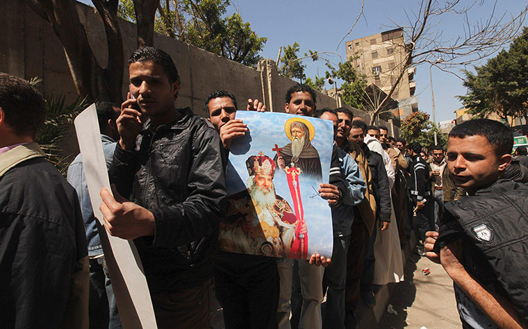 Pope Shenouda: Egyptian Christians stand in line to pay respects and view the body