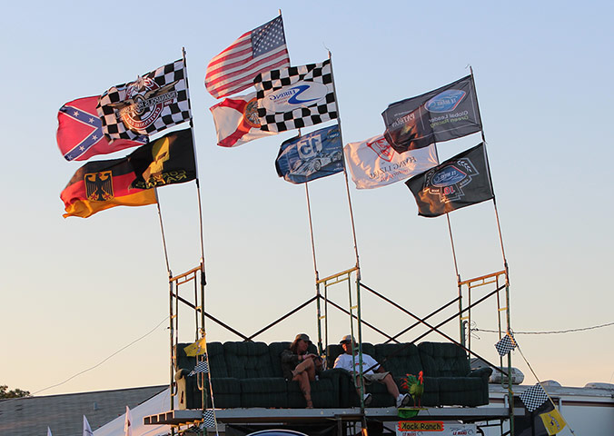 12 hours of Sebring : fans settle in for the evening