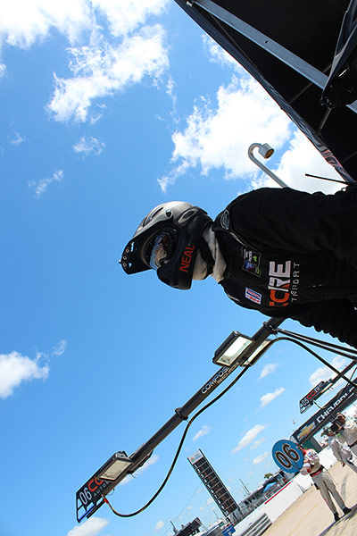 12 hours of Sebring : pit crew remain fully clad under the Florida sun
