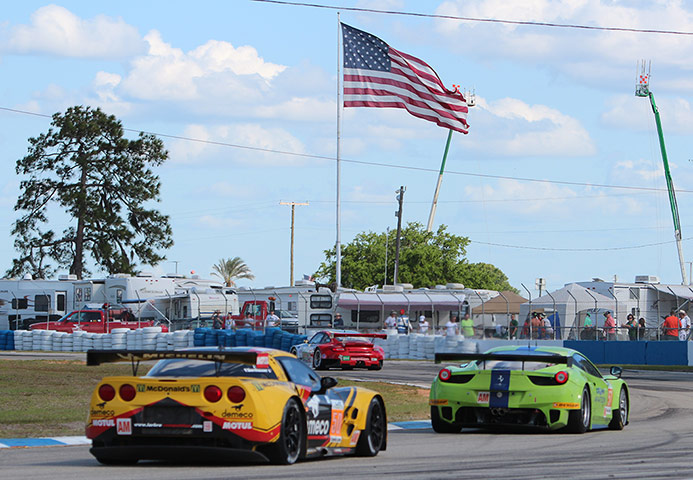 Sebring 12 hours: Fly the flag: hitting the apex at turn 4.