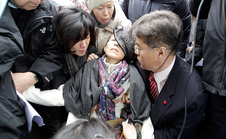 24 hours in pictures: Seoul, South Korea: Park Sun-young is attended by supporters after fainting