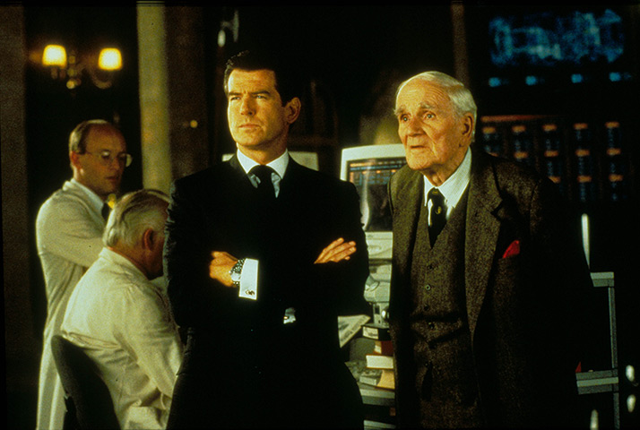 Fifty years of Bond style: The World Is Not Enough (James Bond),  Pierce Brosnan, Desmond Llewelyn