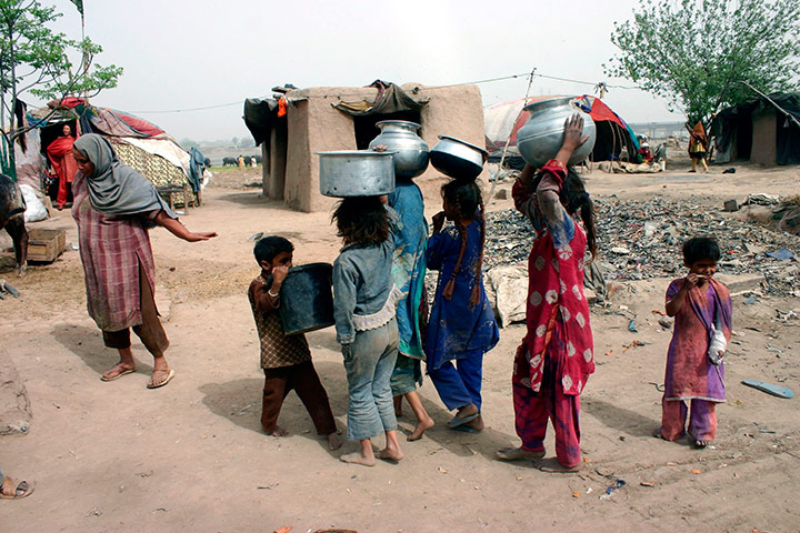 World Water Day: Pakistani girls carry water in Lahore