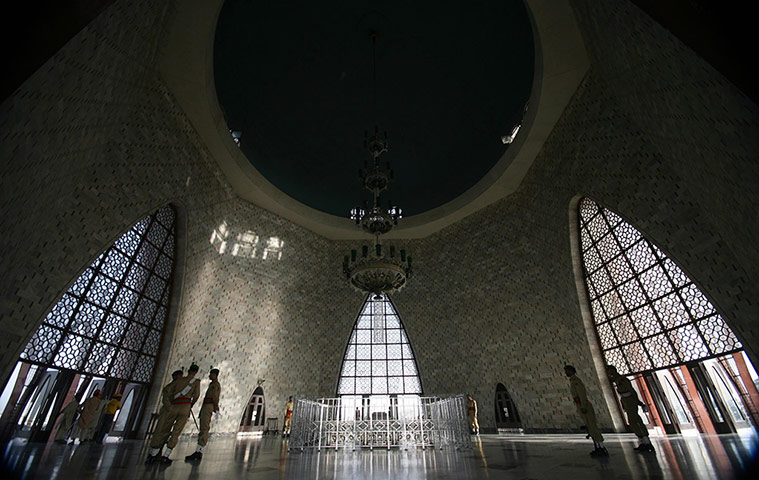24 Hours: Karachi, Pakistan: Soldiers stand guard at the mausoleum