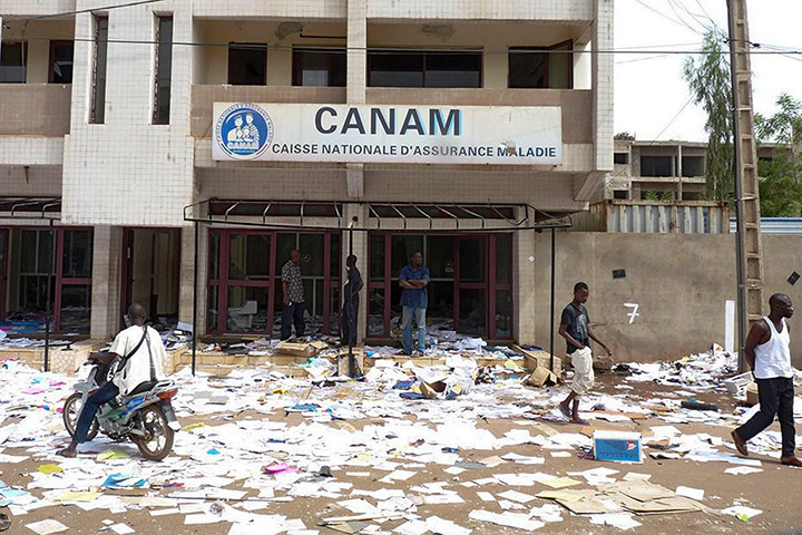 Mali: People wander through the wreckage