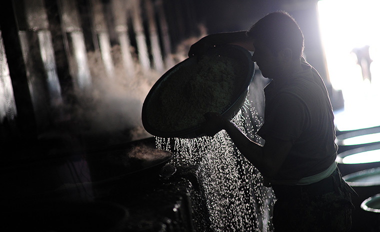 24 hours in pictures: An Afghan army chef cooks rice