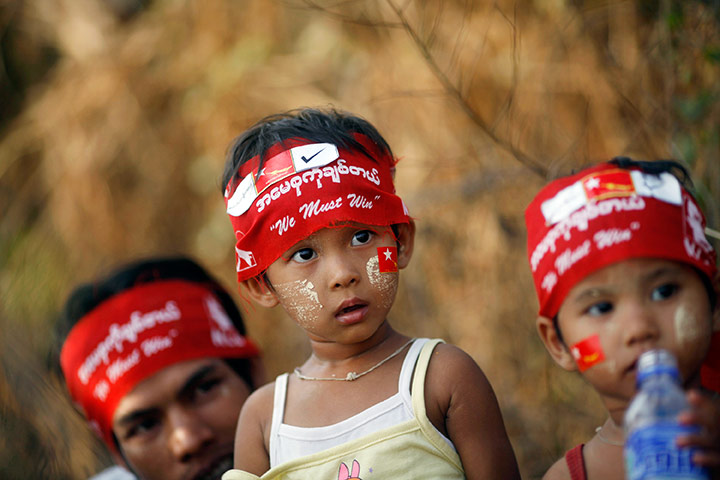 Aung San Suu Kyi : Supporters wait for Aung San Suu Kyi 
