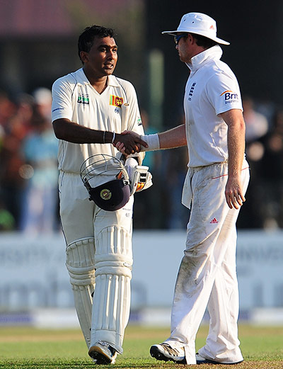 Sri Lanka v England day 1: Andrew Strauss congratultes Mahela Jayawardene