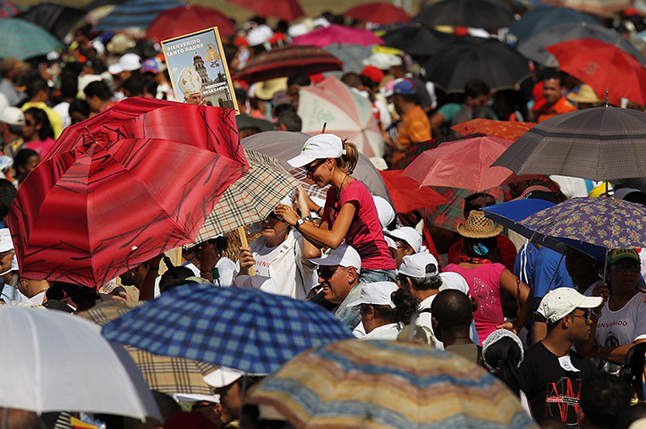 Pope in Cuba: People gather in Revolution Square to see the Pope