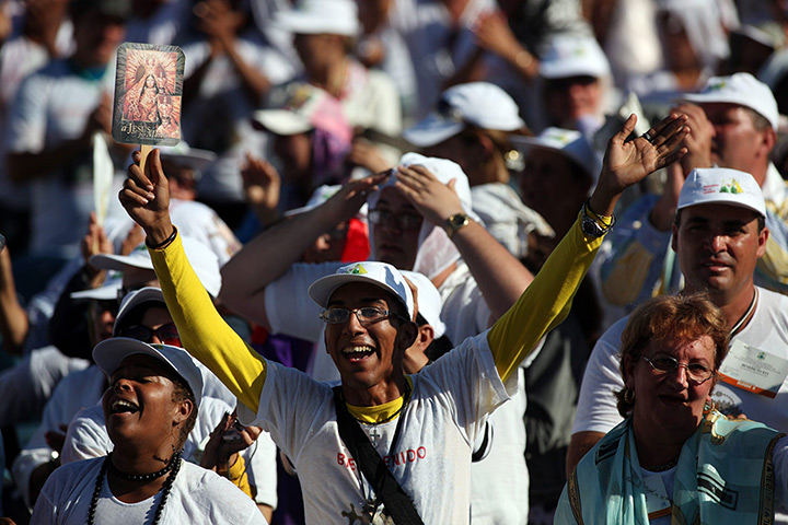 Pope in Cuba: People wait to get a glimpse on Pope Benedict XVI at Antonio Macedo square