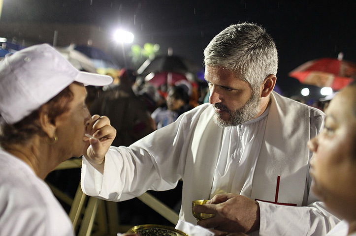 Pope in Cuba: Cubans take communion during the mass in Revolution Square