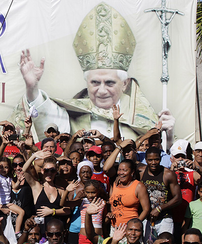 Pope in Cuba: People wait for Pope Benedict XVI to pass by in Cuba