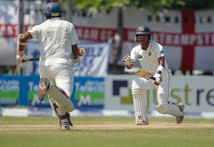 Sri Lanka v England day 3: Sri Lankan batsmen Dinesh Chandimal shouts instruction Suraj Randiv