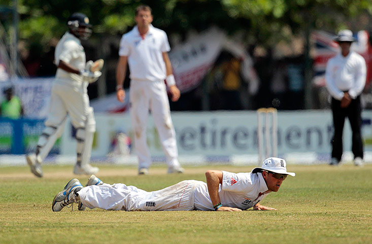 Sri Lanka v England day 3: Graeme Swann dives to stop the ball