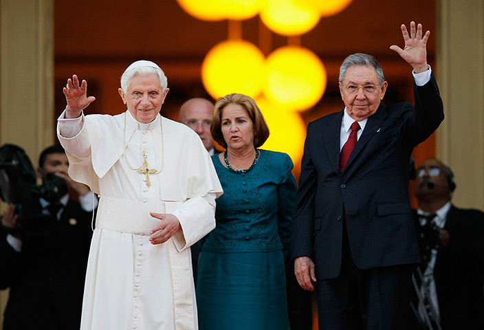Pope in Cuba: Pope Benedict XVI and Cuban President Raul Castro wave to the crowd