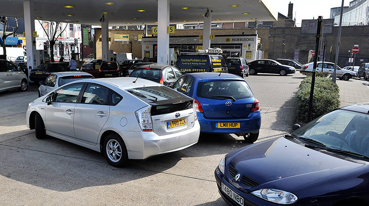 Petrol: London: Cars queue up for petrol
