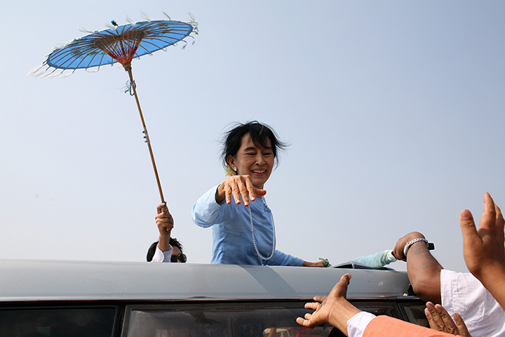 24 hours in pictures: Supporters reaching out to Aung San Suu Kyi
