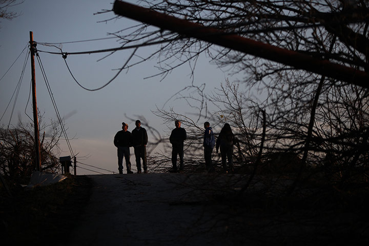 Tornado Updated: Residents examine tornado damage in Metro Piner, Kentucky