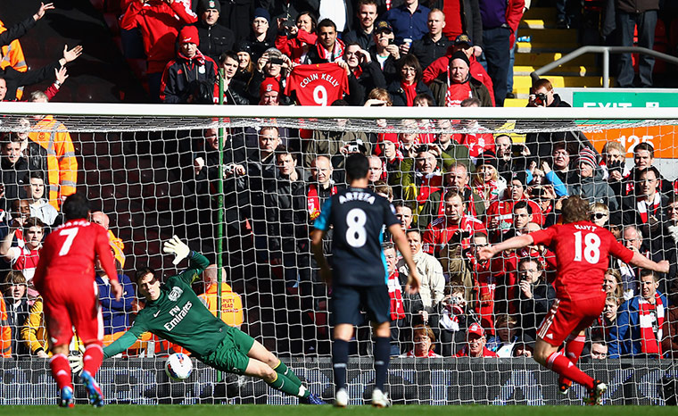 Liverpool v Arsenal: Szczesny saves Kuyt's penalty