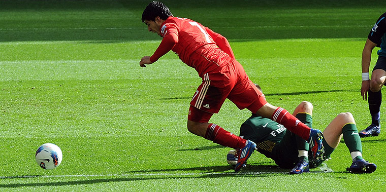 Liverpool v Arsenal: Suarez goes down as Arsenal concede a penalty