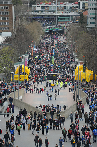 Saracen v Harlequins : Thousands walk up Wembley Way