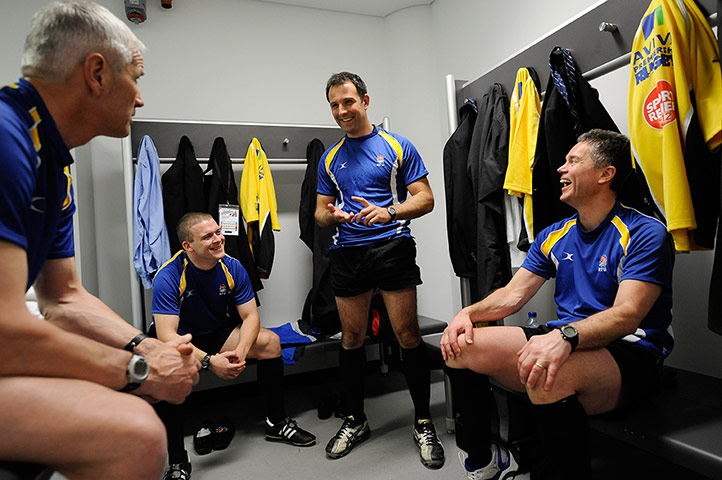 Saracen v Harlequins : The referee Greg Garner giving his team a briefing before kick off.