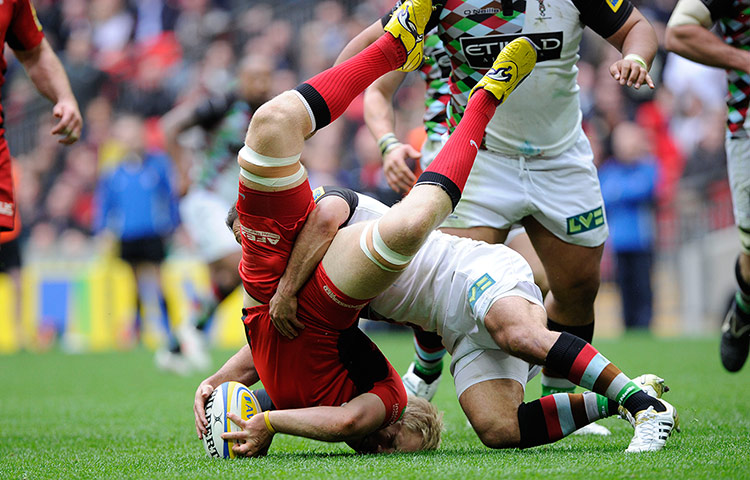 Saracen v Harlequins : Jackson Wray is tackled by Danny Care.