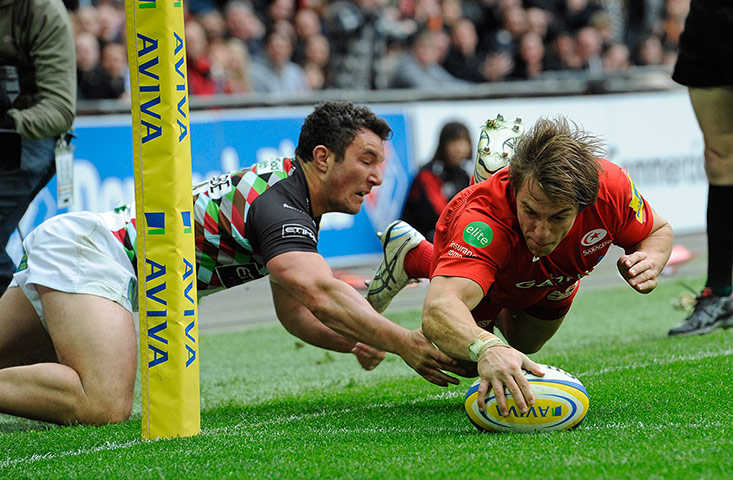 Saracen v Harlequins : Chris Wyles dives over for Saracens