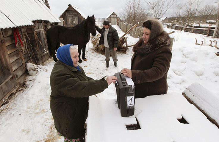 Russian election: Oktyabrsky, Arkhangelsk Oblast: A woman casts her ballot