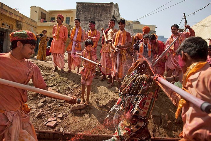 Lathmar Holi : Indian Hindus spray a woman making her way to the Nadgaram Temple