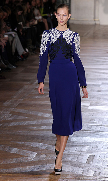 Paris - Stella McCartney: US model Karlie Kloss presents a creation by Stella McCartney