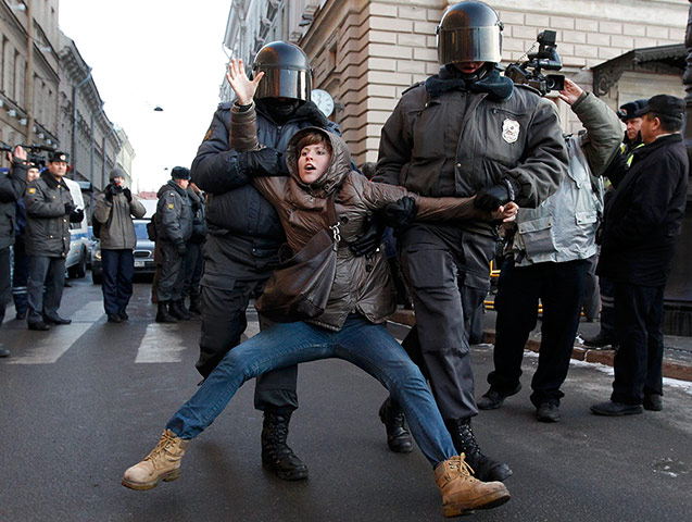 Putin protest: Russian police detain a participant 