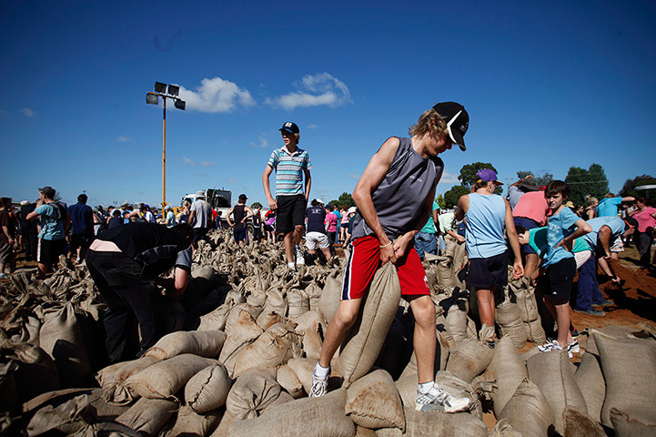 Flooding in Australia: Volunteers fill sandbags in Wagga Wagga