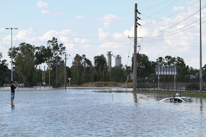 Flooding in Australia: A resident phototgraphs a submerged taxi on a flooded street in Wagga Wagga