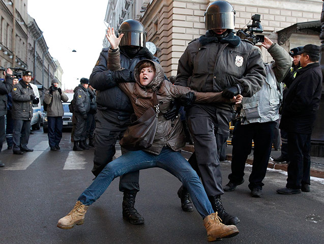 Women protesting: Russian police detain a participant 