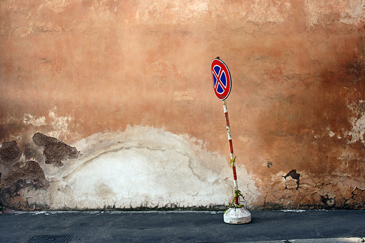 In pictures: bend: road sign in Rome