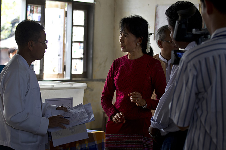 Burma elections: Aung San Suu Kyi visits polling stations in her constituency 