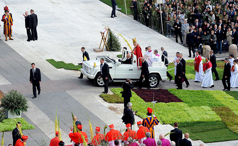 Palm Sunday: Pope Benedict XVI arrives to celebrate the Palm Sunday at the Vatican