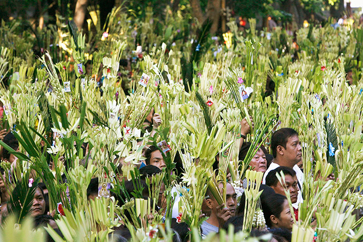 Palm Sunday: Devotees wave palm fronds in Baclaran, Manila