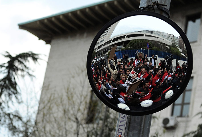 Syrian protests: Supporters of Syrian President Assad protest in Istanbul