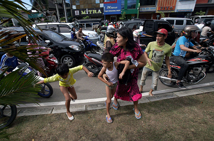 Indonesia earthquake: Acehnese people run shortly after a powerful earthquake hit in Banda Aceh