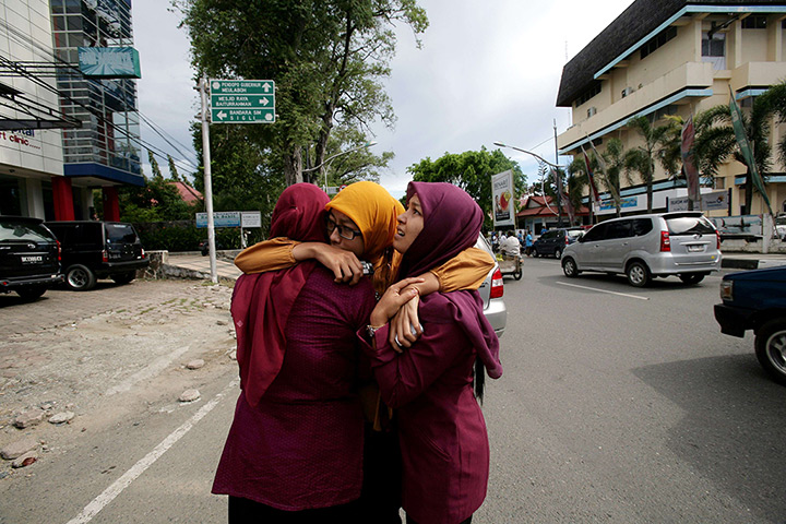 Indonesia earthquake: Acehnese women hug each other and pray in Banda Aceh