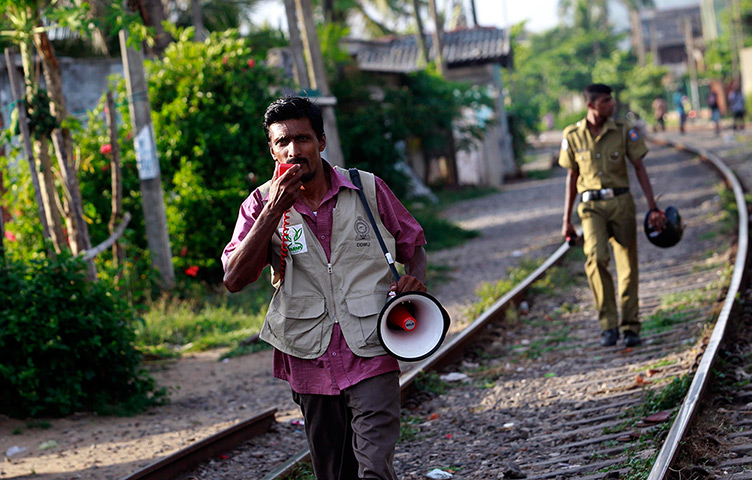 Indonesia earthquake: An officer from disaster management committee gives an evacuation warning