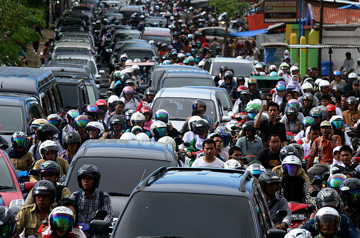 Indonesia earthquake: People riding motorbikes and motorists pack the street in Banda Aceh 