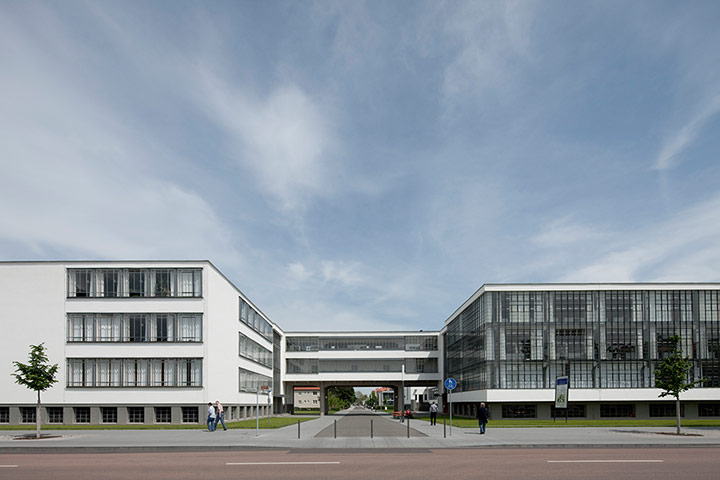 Bauhaus: Bauhausgeb ude Dessau, Westseite