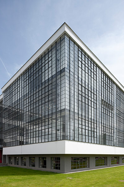 Bauhaus: Bauhausgeb ude Dessau, Glasfassade