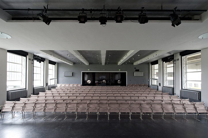 Bauhaus: Dessau Bauhaus hall