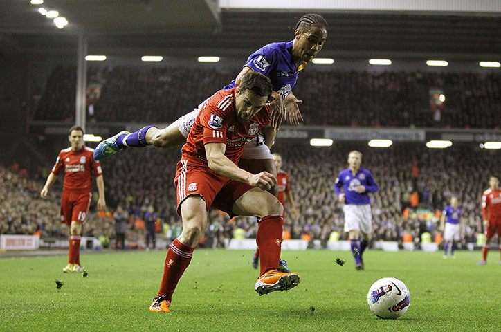 liverpool signings: Everton's Steven Pienaar and Liverpool's Jose Enrique vie for the ball